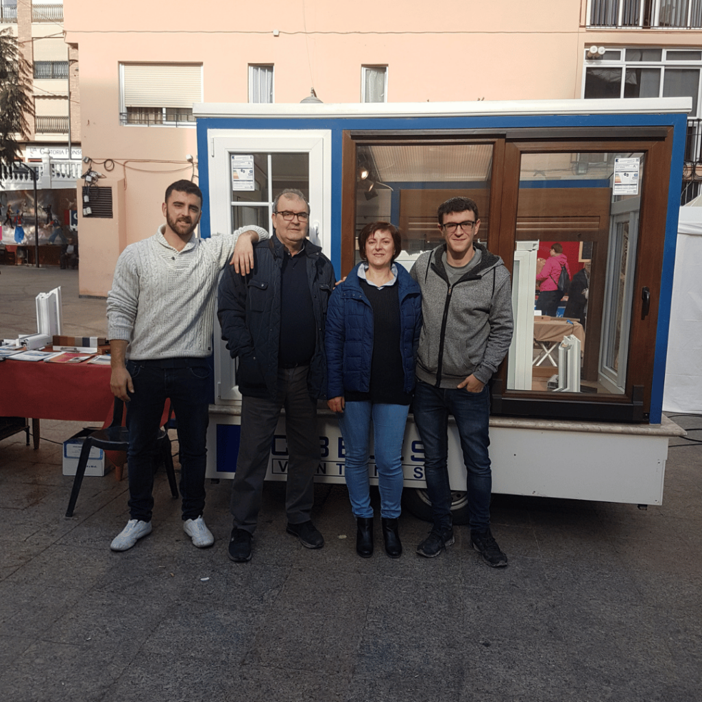 Carlos Mas gerente de Cristaleria Botella en Callosa con su familia